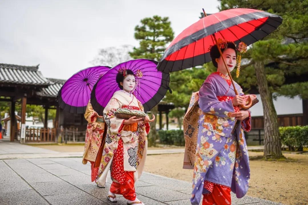 到了14世纪的室町时代,在唐朝服饰基础上,日本人按照自己的传统习惯