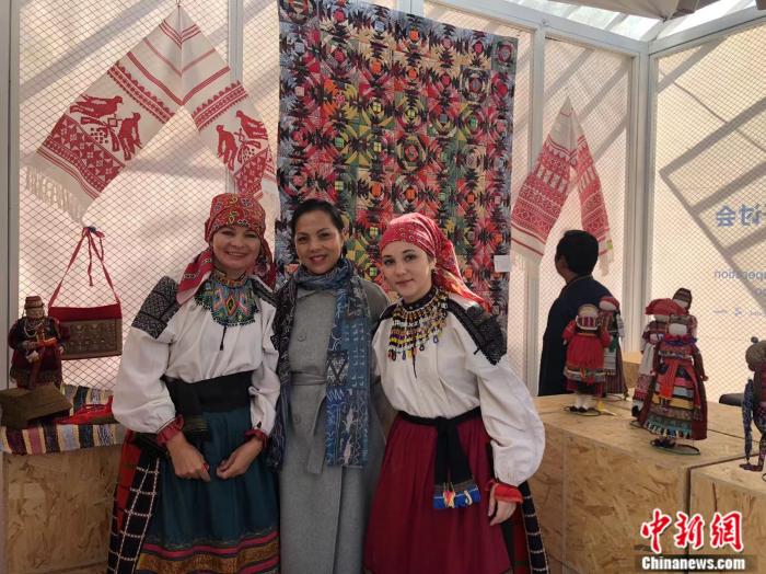 合影：2018年11月，陈平教授邀请来自乌克兰的传统手工艺女性传承人出席丽江文化遗产国际交流活动。受访者供图